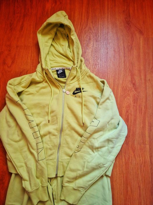 Дамски зелен спортен панталон Nike AIR и спортен панталон Pinko