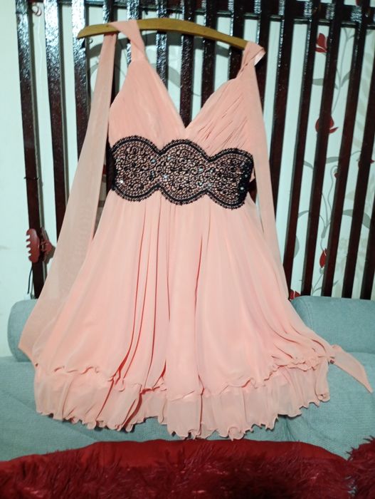 Rochie eleganta mărimea M, culoare roz, pudră,foarte plăcut