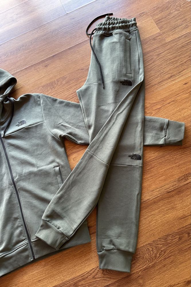 Мъжки,памучен,масленозелен екип The North Face с гумирано лого