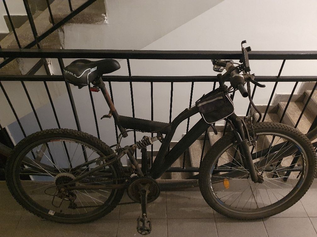 Vând bicicleta, suport telefon inclus