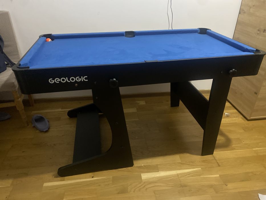 Vand masa biliard de marime medie fara tacuti