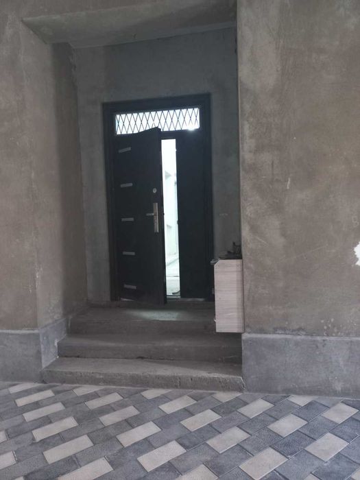 Срочно продается дом 8 комнат,2,5 сотки,метро Хонабод.