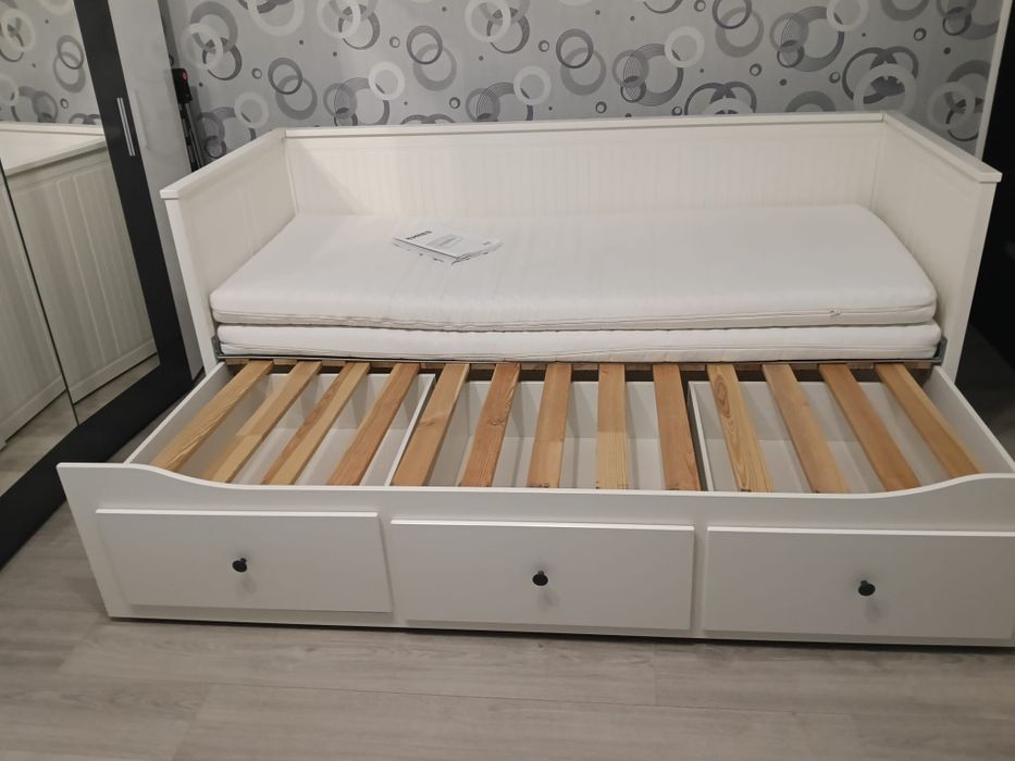 Pat extensibil 190 cm  x200cm ,culoarea alb ,două saltele stare bună