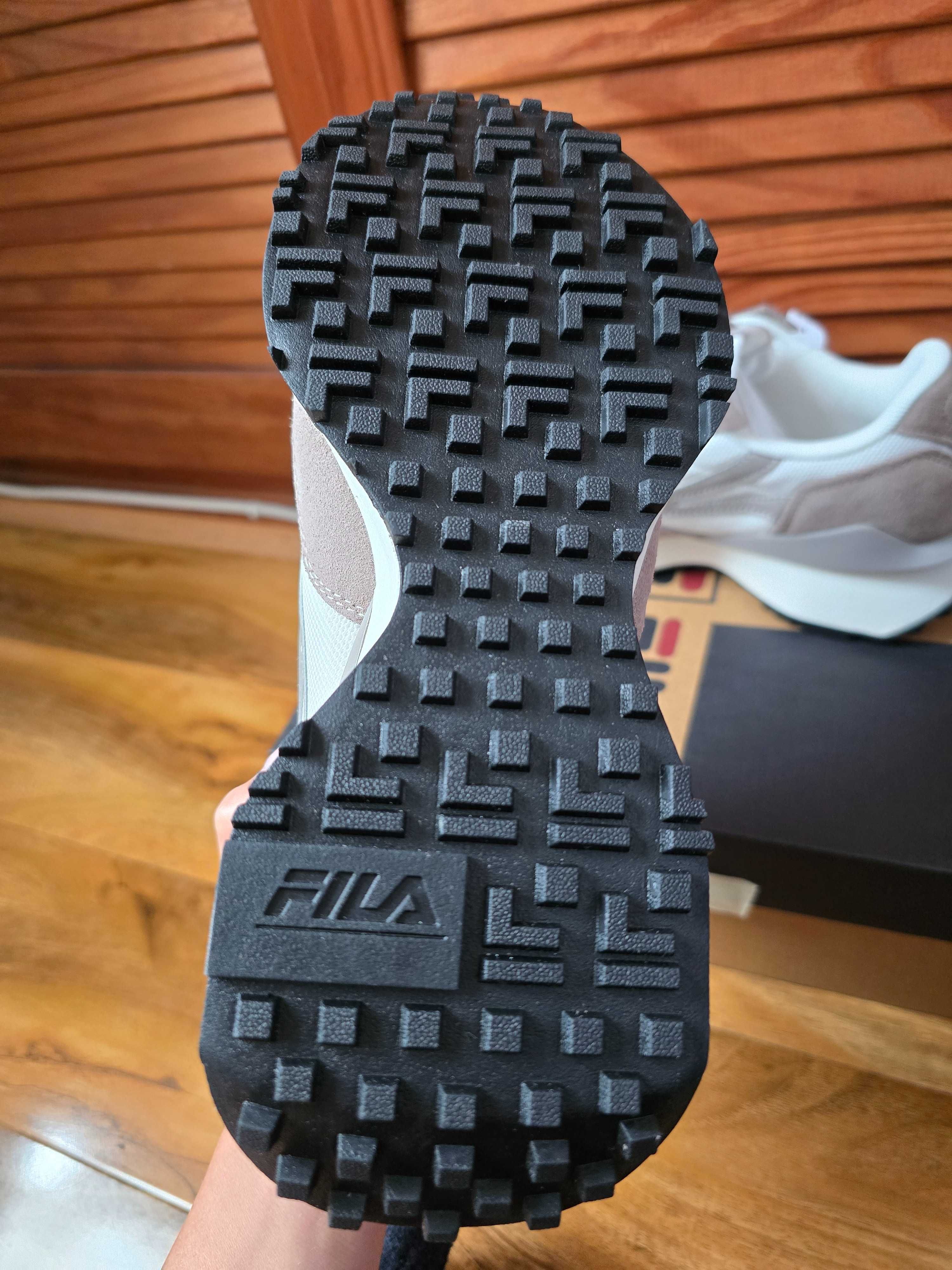 Чисто нови маратонки Fila  с етикет