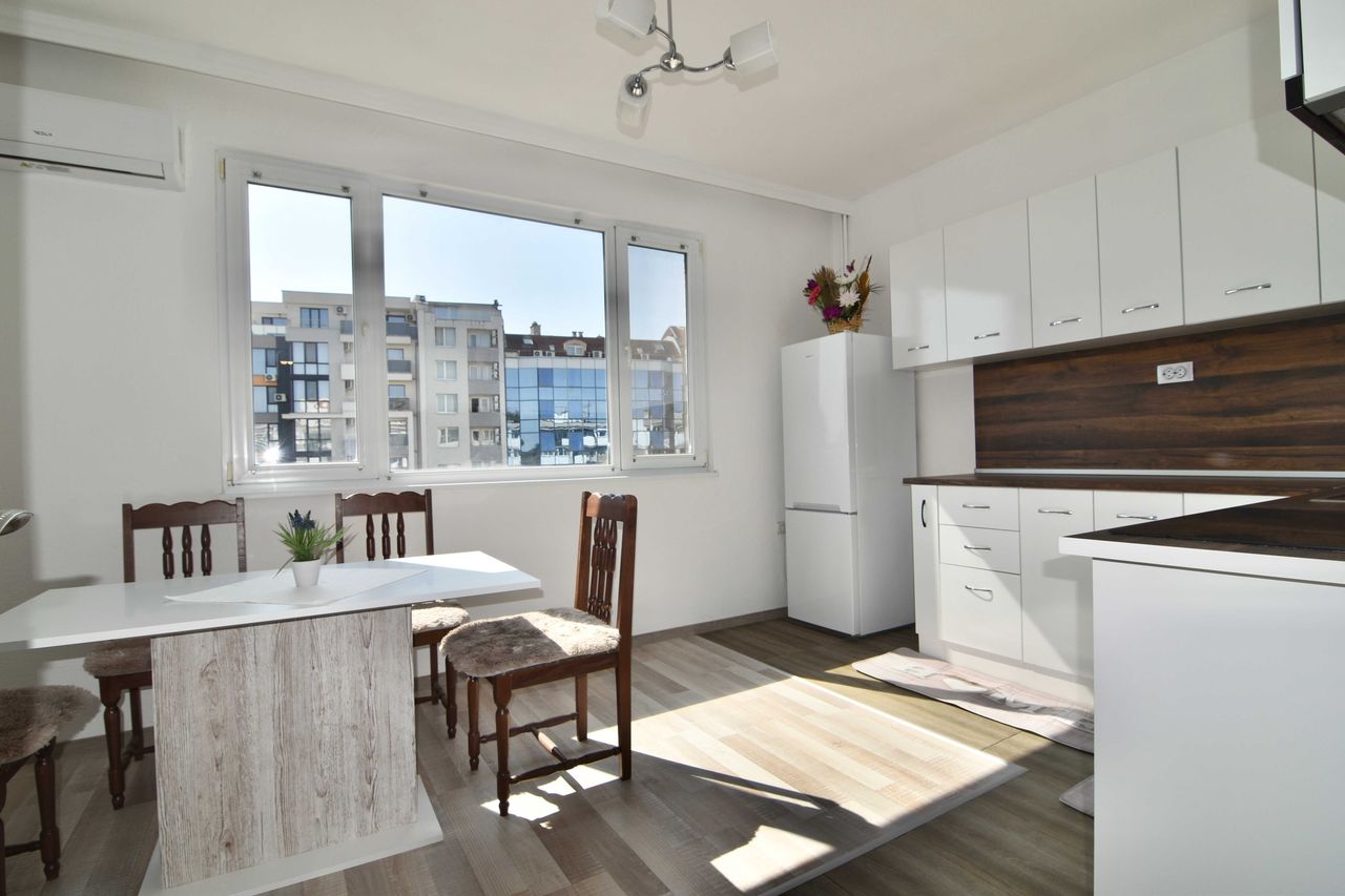 Дава се под наем Тристаен апартамент в Пловдив, Кършияка - 100 кв.м за 561 € - Снимка #8