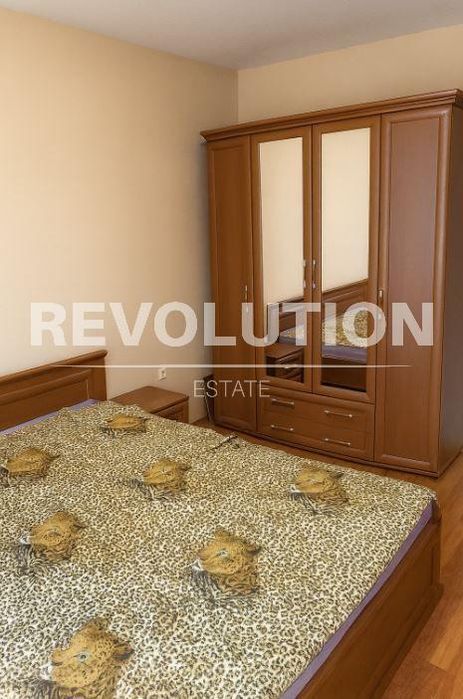 Дава се под наем Тристаен апартамент в Варна, Център - 118 кв.м за 690 € - Снимка #3