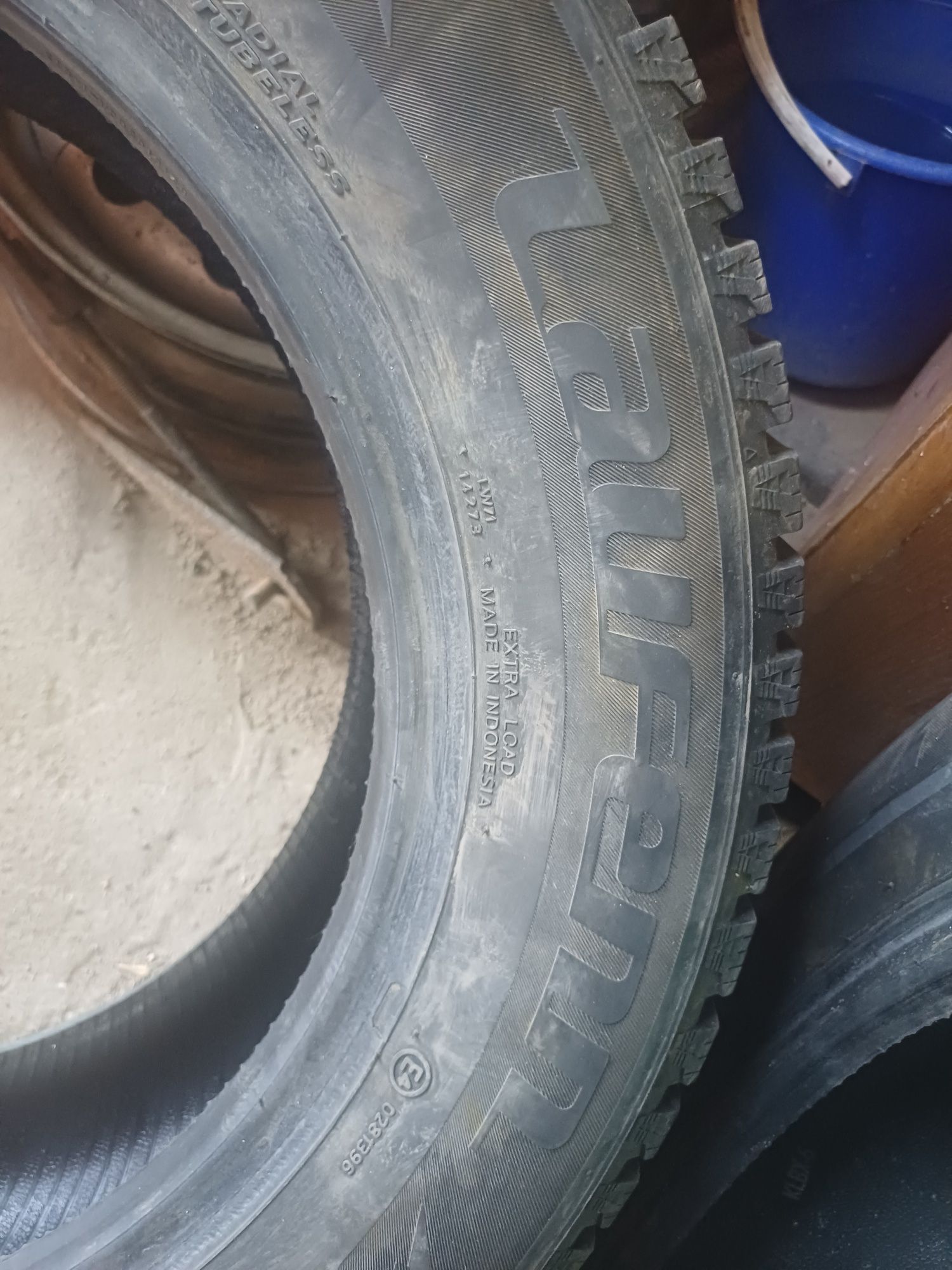Продам комплект зимних шин 215 60 R-16