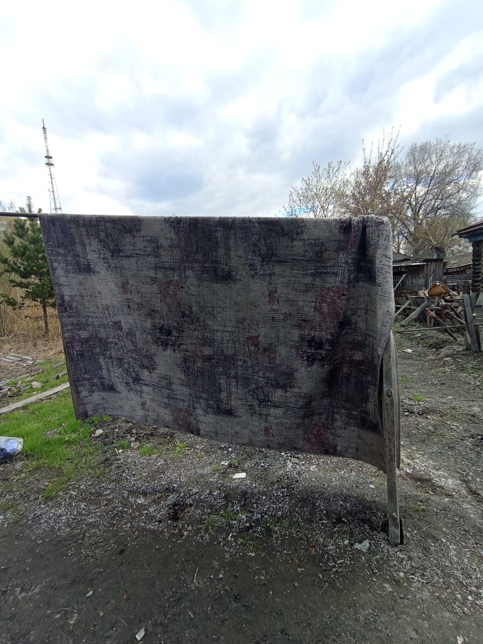 Продам ковёр в нормальном состоянии