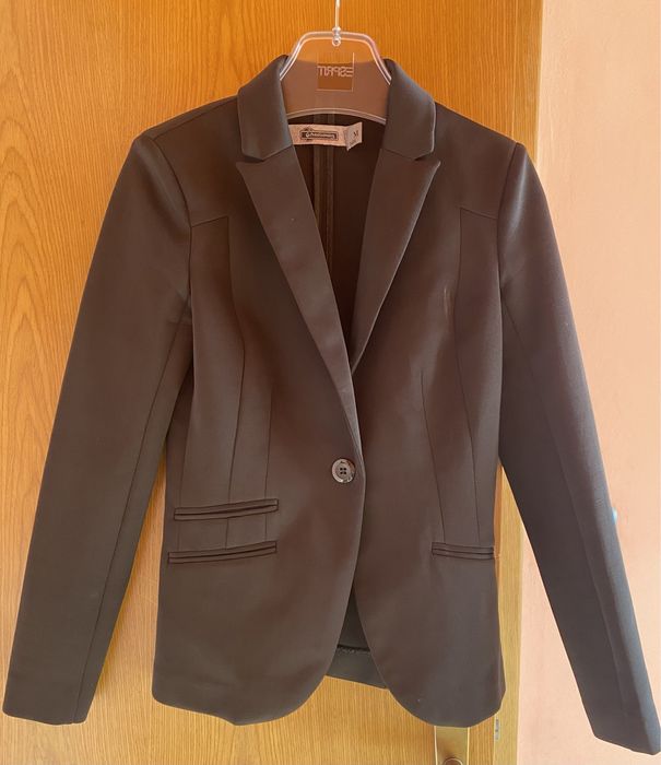 Продавам два броя дамски сака на Stradivarius