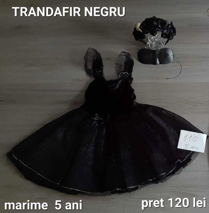 Costume de polițist,  clovn și schelet