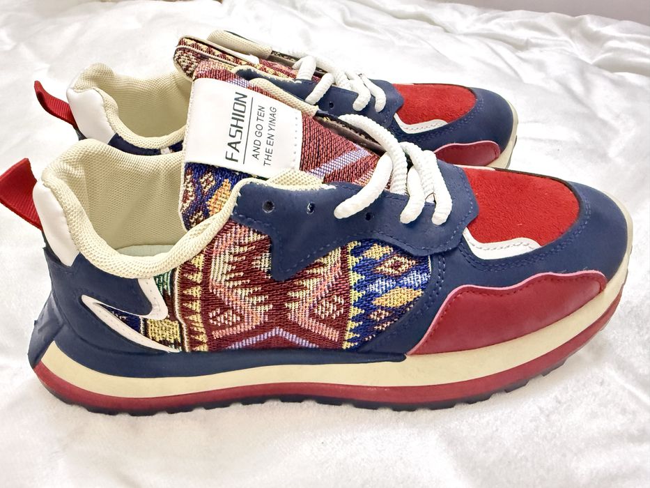 Новые кроссовки.