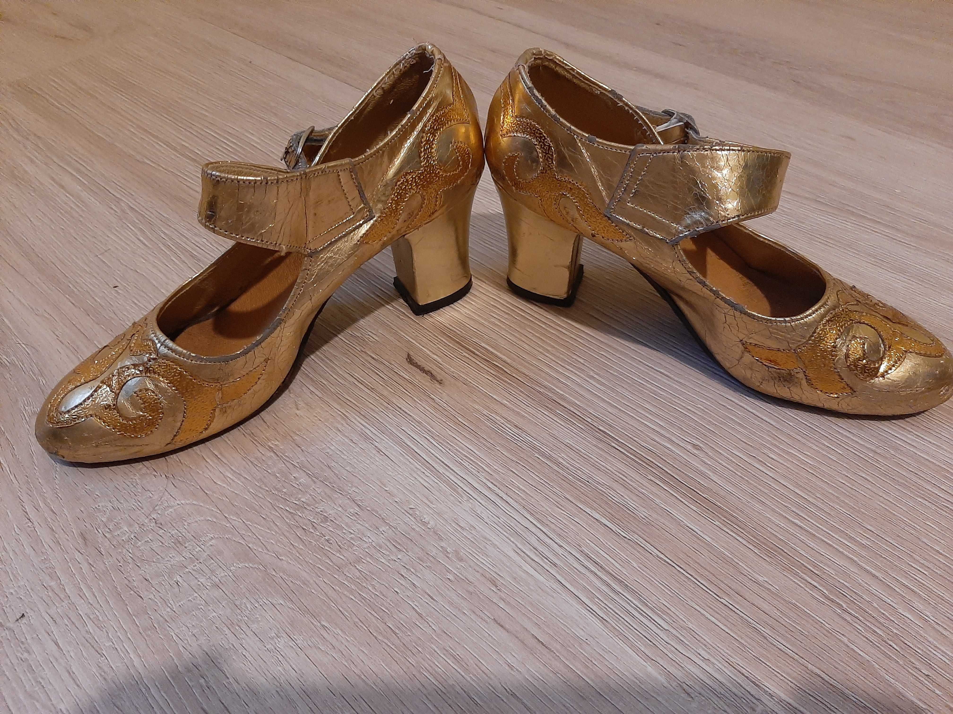 Туфли золотистого цвета, с казахским национальным узором. 34 размер.