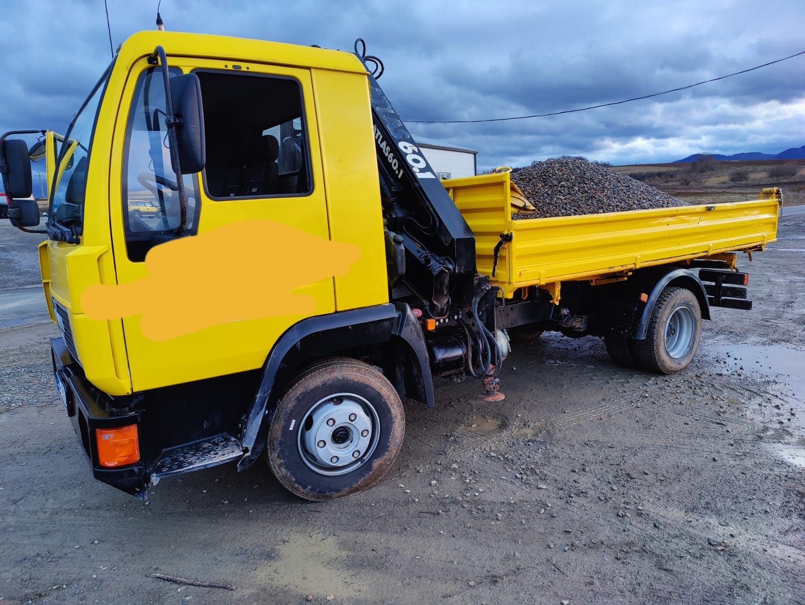 Închiriez Camion basculabil cu Macara.