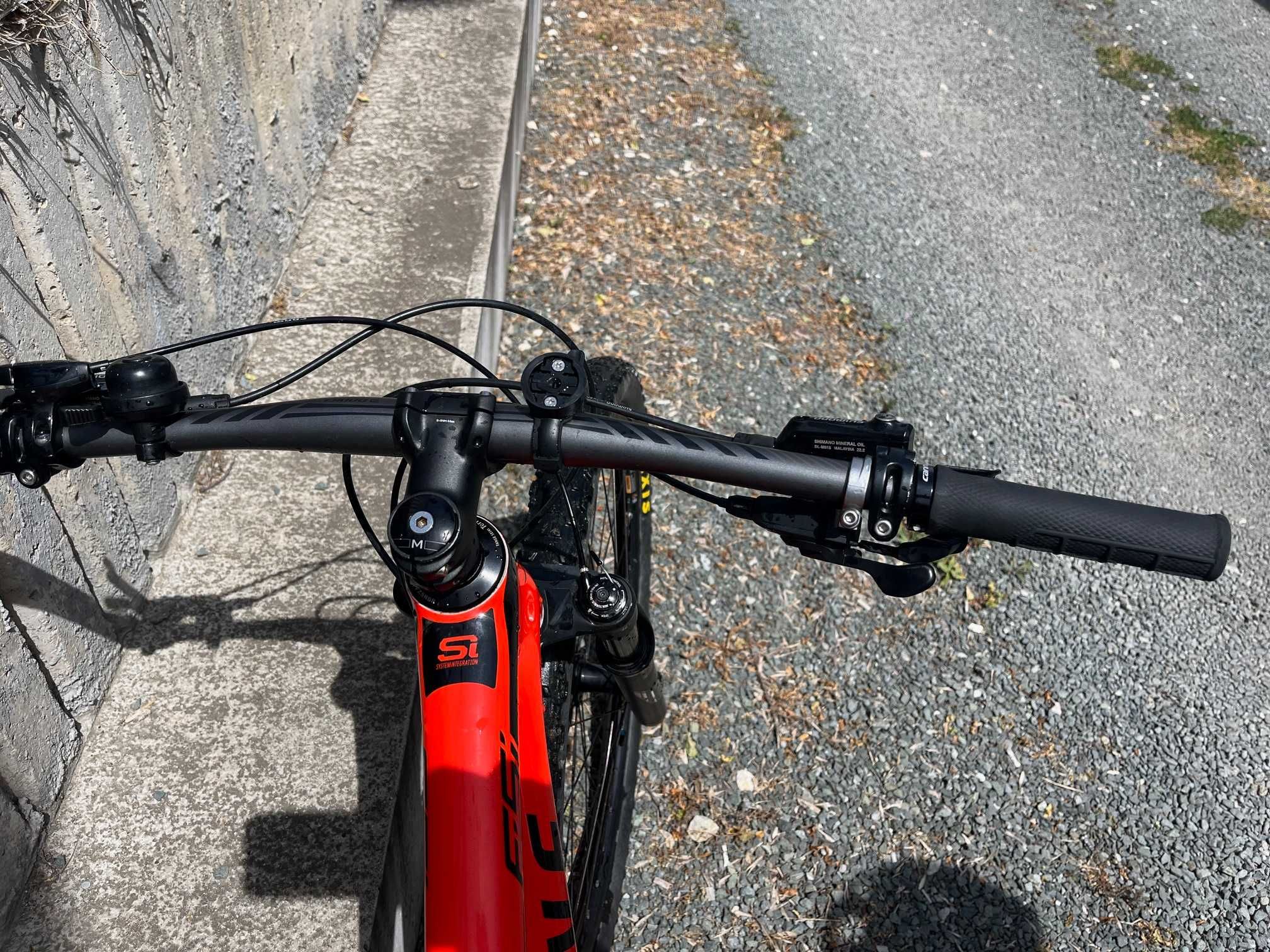 Продавам карбново планиснки велосипед/колело Cannondale F-Si