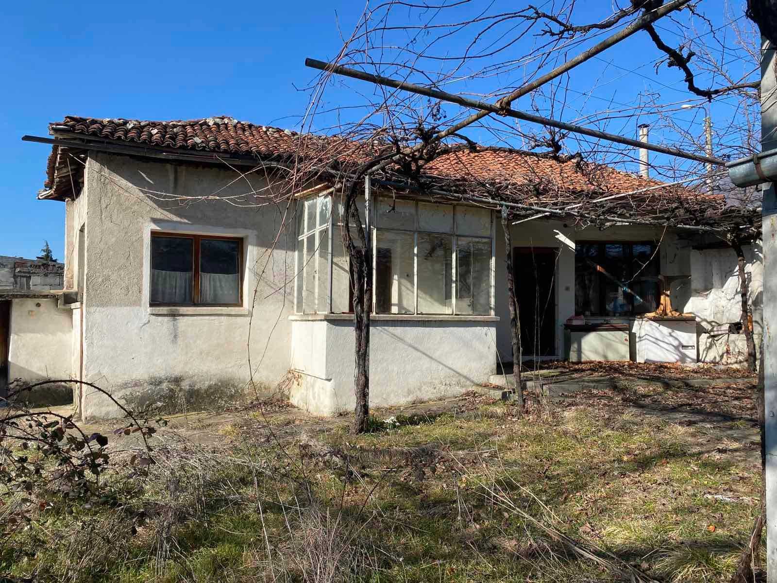 КЪЩА с РЗП 75 кв.м., двор 800 кв.м., село Васил Левски