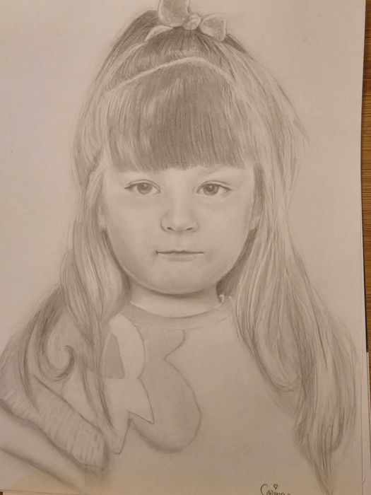 Realizez portrete in creion