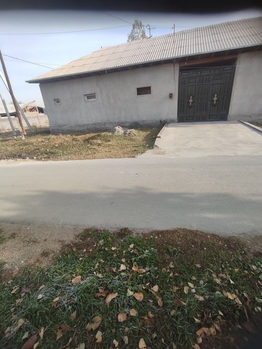 Hovli uy sotiladi 5sotixdan oshiq