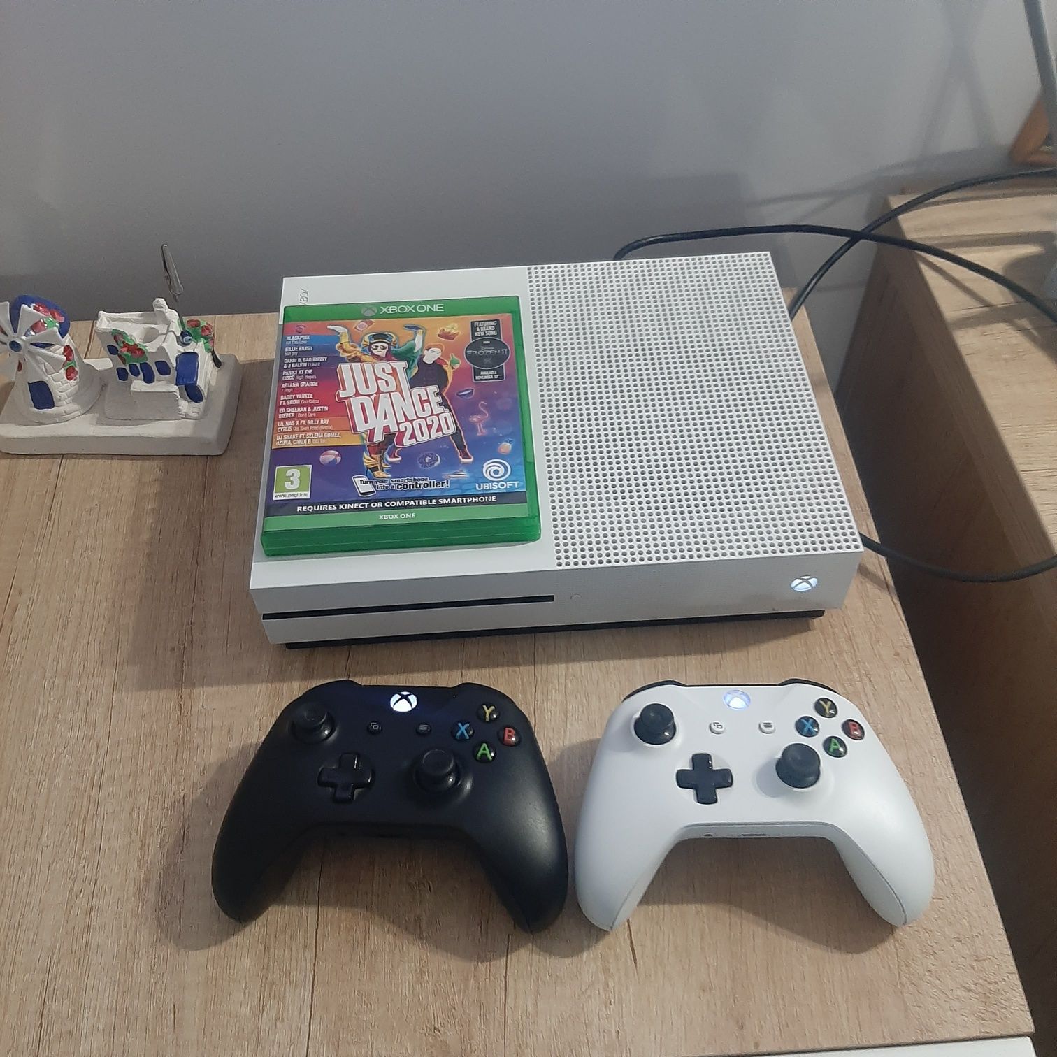 Consola Xbox One cu 2 controllere +jocuri cadou pret 999 lei
