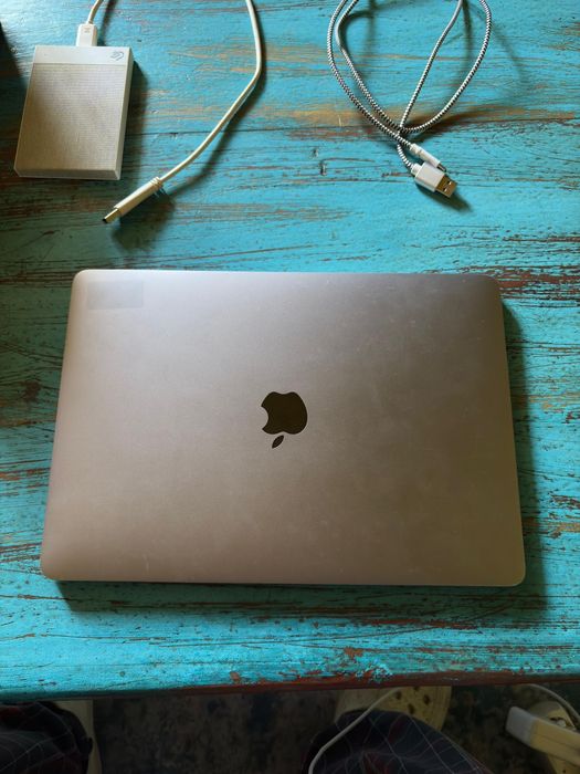 macbook pro 2019 touchbar, 13 inch, 8gb ram, 256gb stocare. laptop