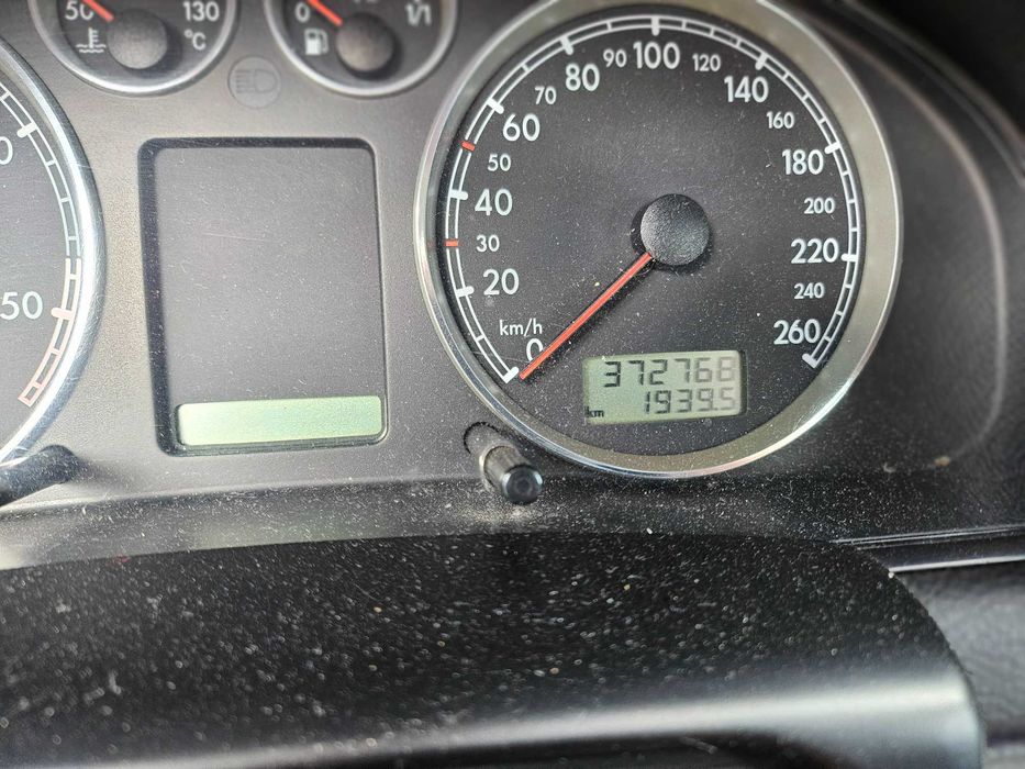 Продавам пасат 5.5 TDI 1.9 2001г,автоматик