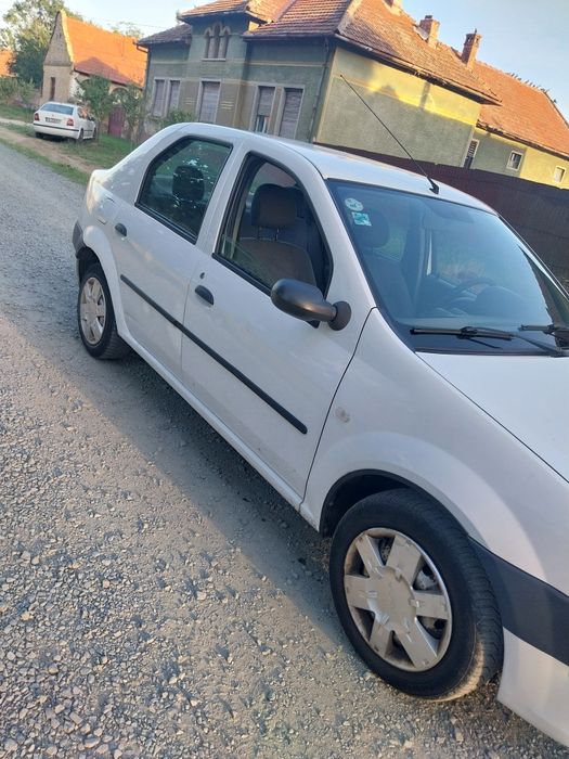 Vând Dacia Logan