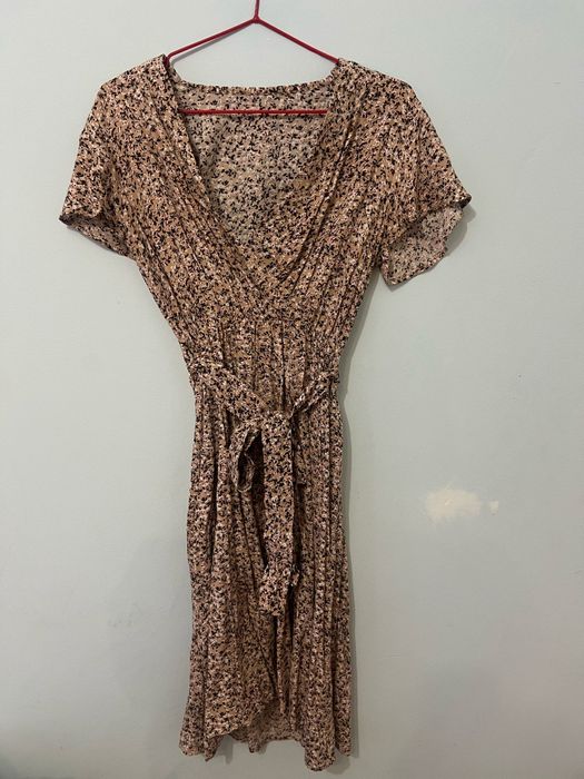 Бежова лятна рокля
Размер:М
Носена само веднъж
Цена:20лв.