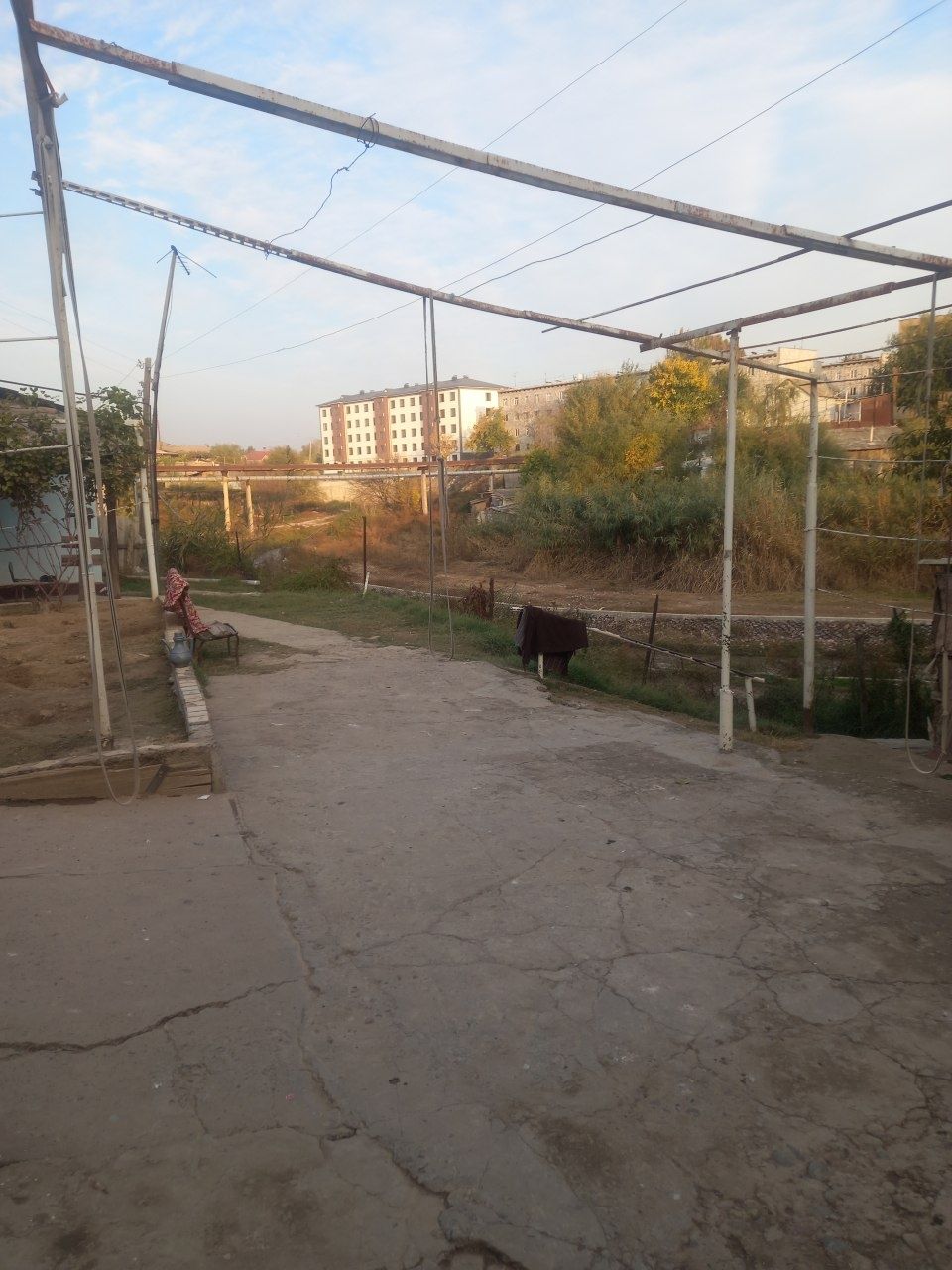 Hovli uy sotiladi