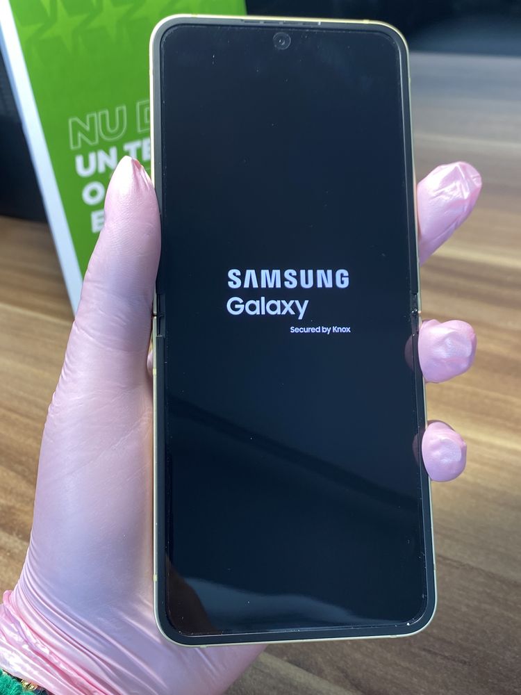 Samsung Galaxy Z Flip 6 / Garanție 12 luni / 256 Gb / Ca nou |