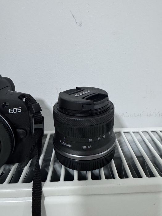 Vand aparat foto CANON EOS R50,cu obiectiv 18-45 mm