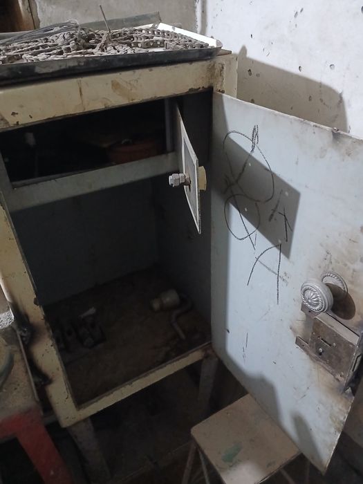 Сейф Металический на ножках.