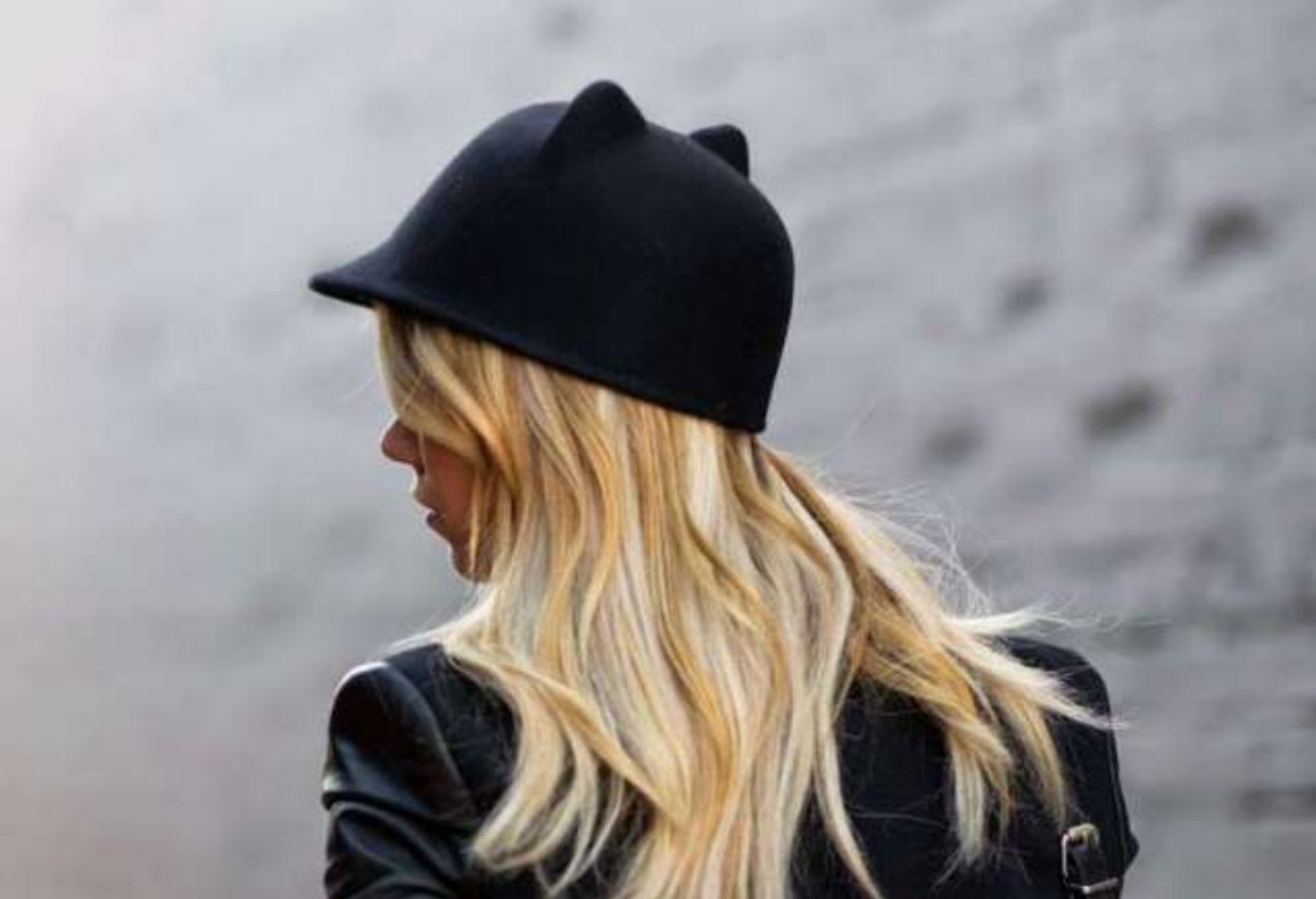 дамска шапка луксозна и стилна с козирка и дяволски ушички модел ZARA