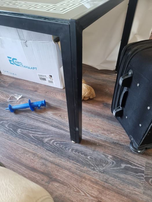 Стъклена голяма маса