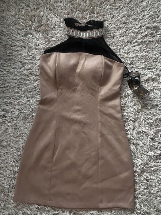 Къса бежова рокля