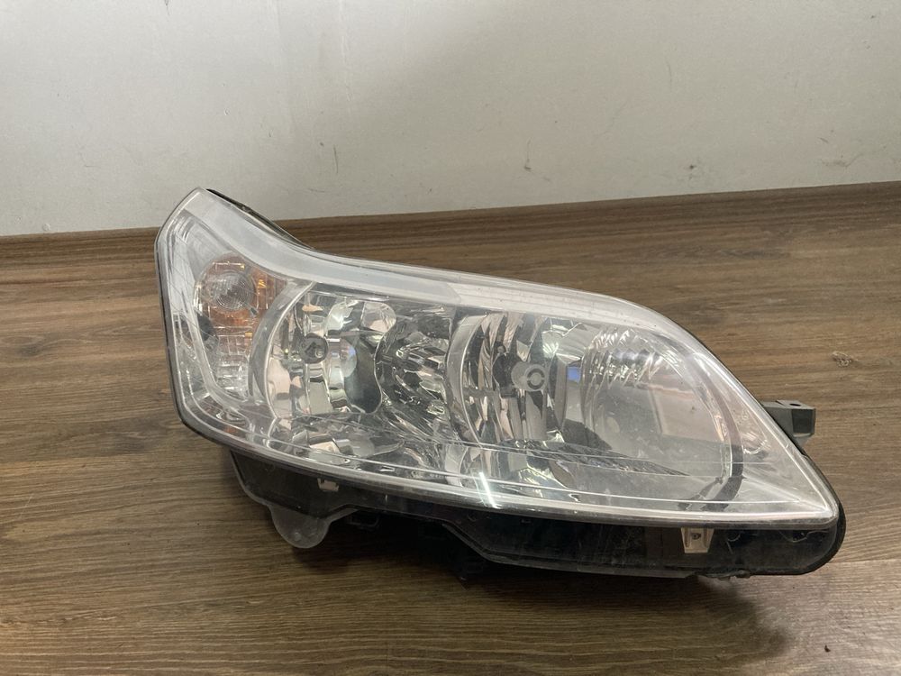 Десен фар за Citroen C4 / Ситроен Ц4 2005г