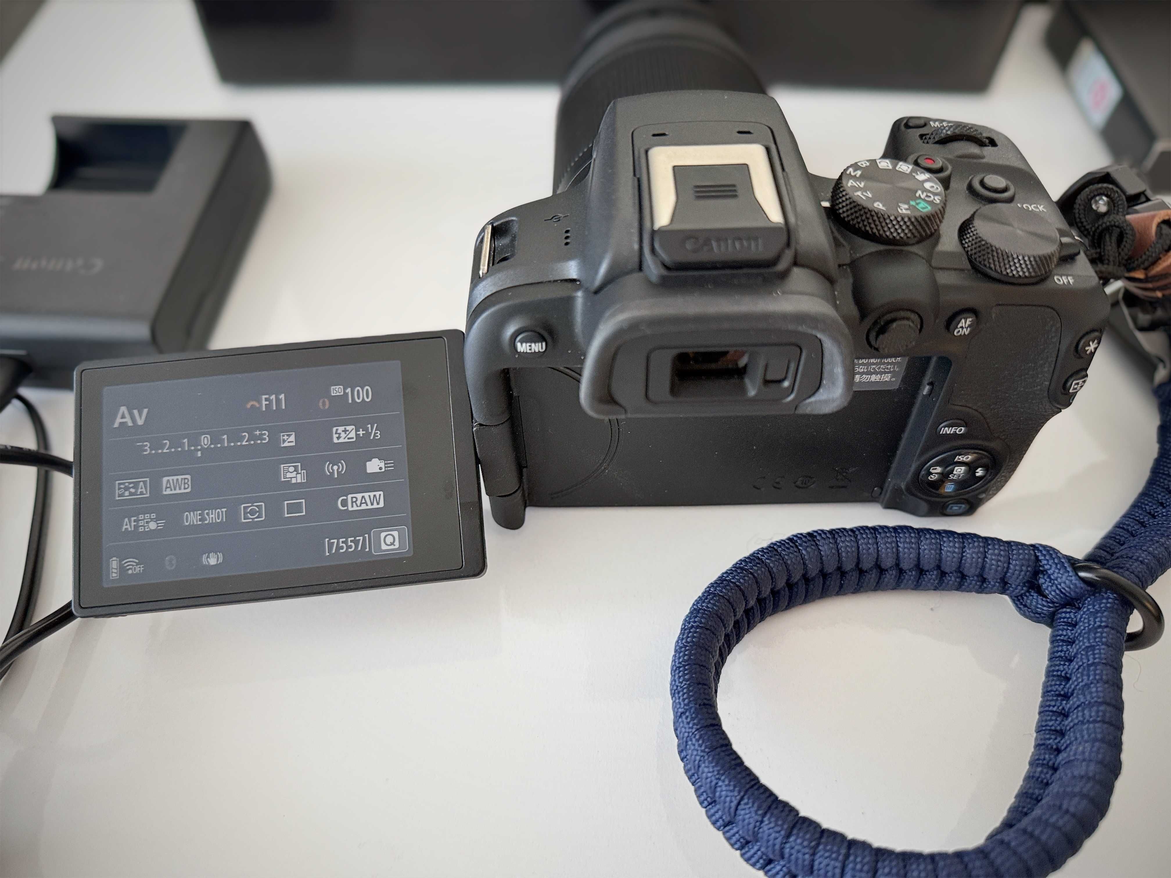 Продавам Canon R10 + RF-S 18-150mm F3.5 - 6.3 IS STM Kit + аксесоари