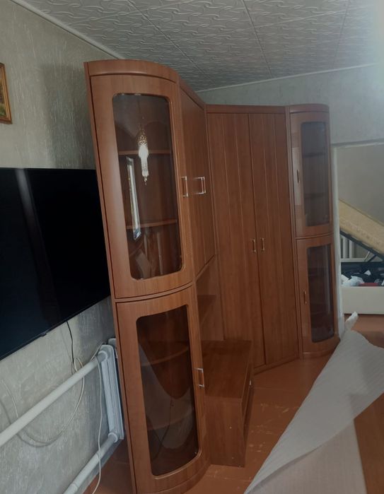 Продам шкаф-стенка угловая разборная два уголовных и два серванта .