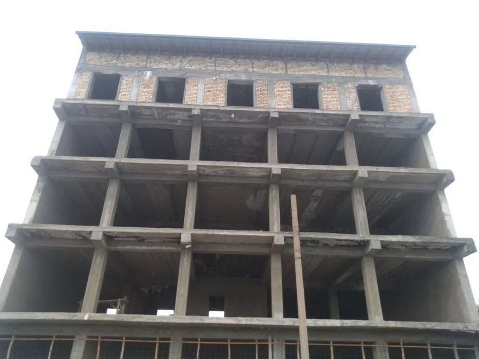 Здание вдоль центральной дороги Сергели, Куйлюк