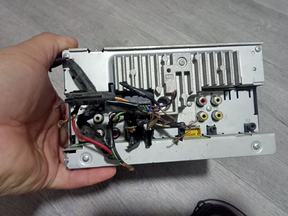 Продам Pioneer AVH-2450BT в хорошем состоянии.