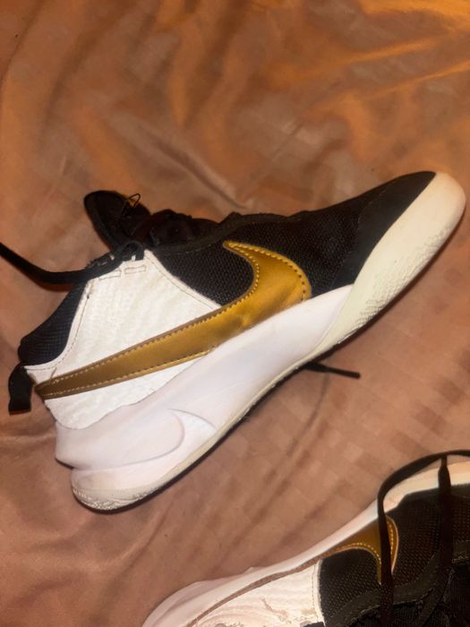 Adidasi nike , negri