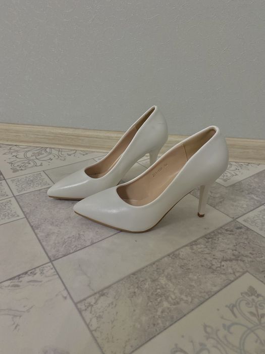 Продаю белые туфли лодочки