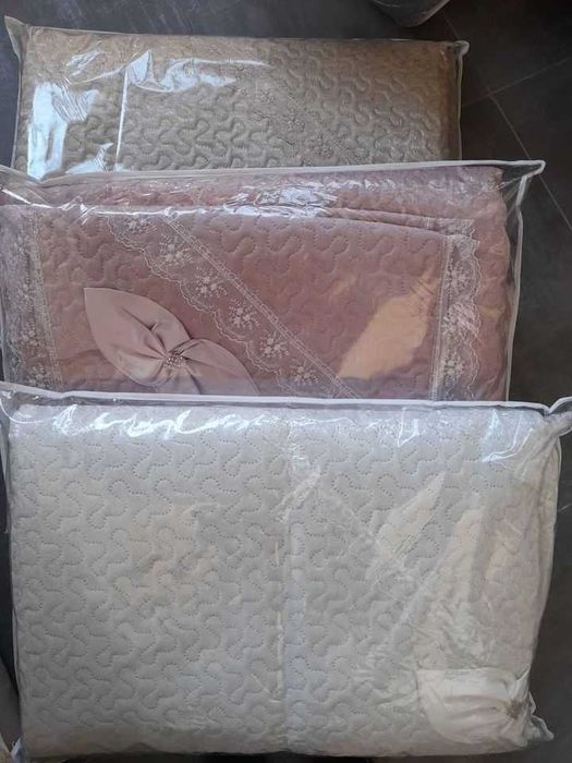 Луксозно покривало за спалня с дантели и панделки. Две калъфки