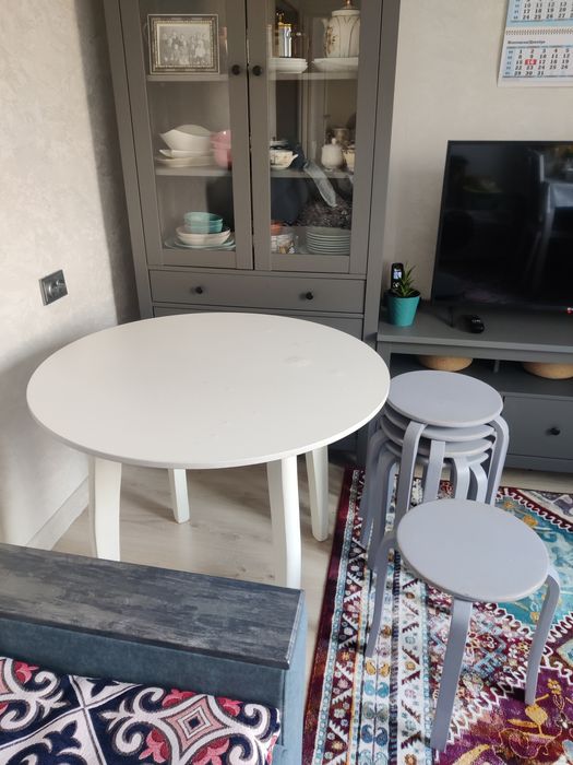 Кухонный стол с 5 табертками