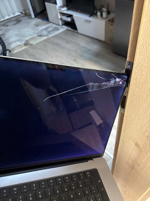 M1 MacBook Pro 16" | 16GB RAM 256GB SSD | За части (счупен дисплей)