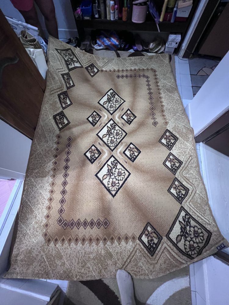 Килим в кафяво и бежово
