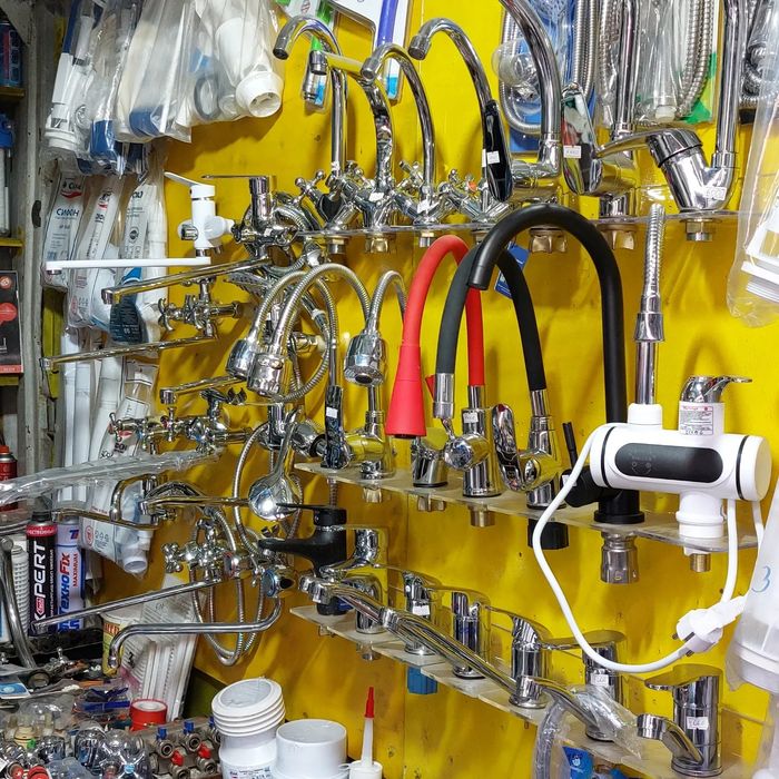 смесители на кухню, на ванну и на раковину.