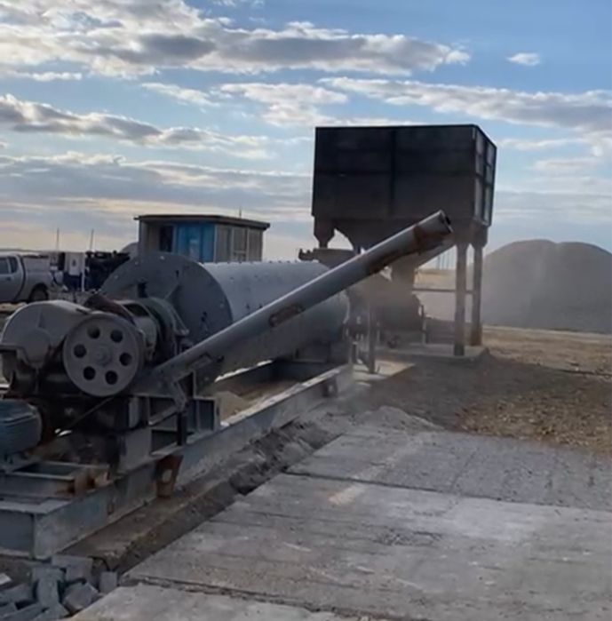 Барит, микрокальцит,  кальцит, сланец (сланцевая крошка