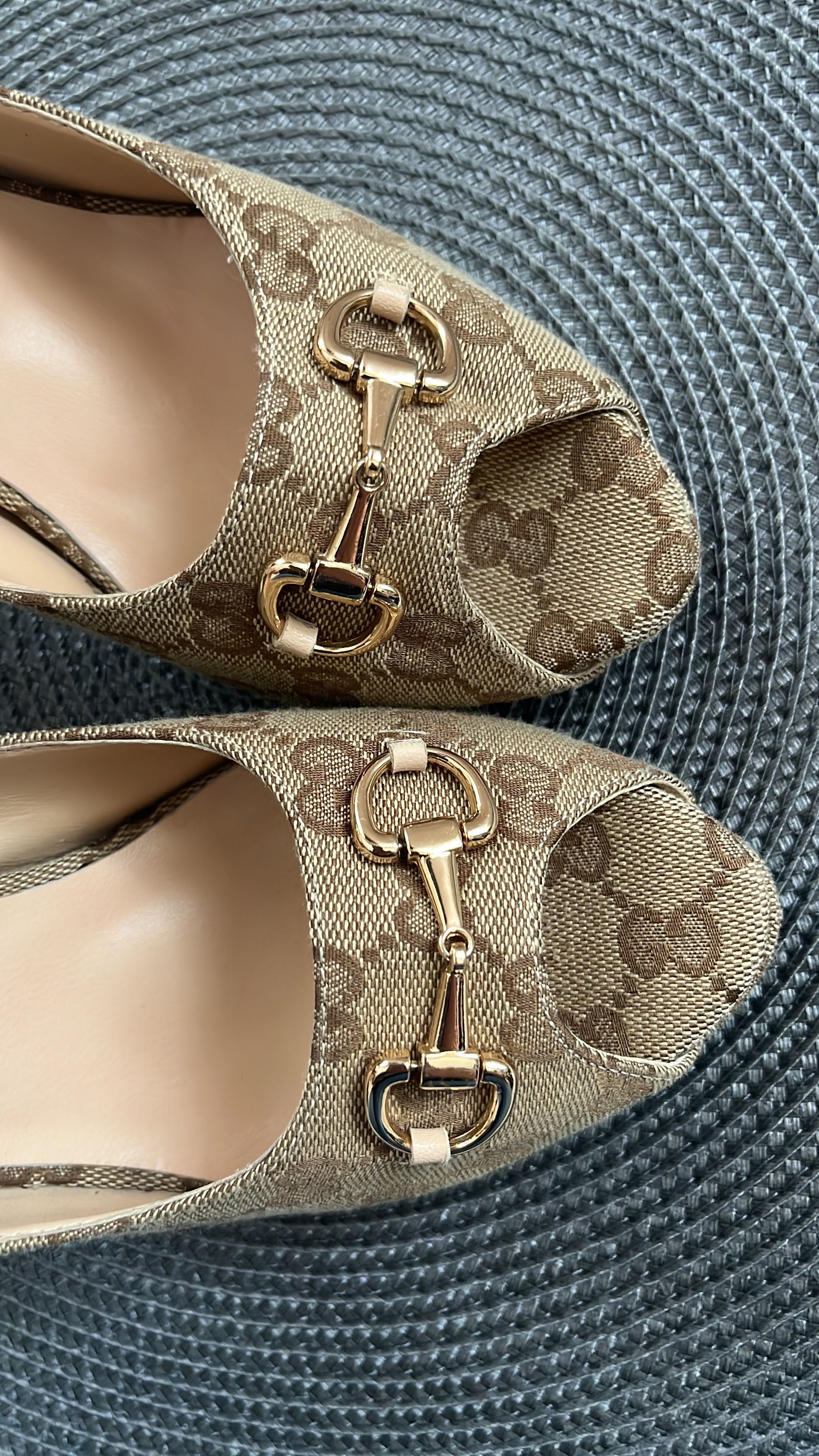Pantofi inscriptionati “Gucci”