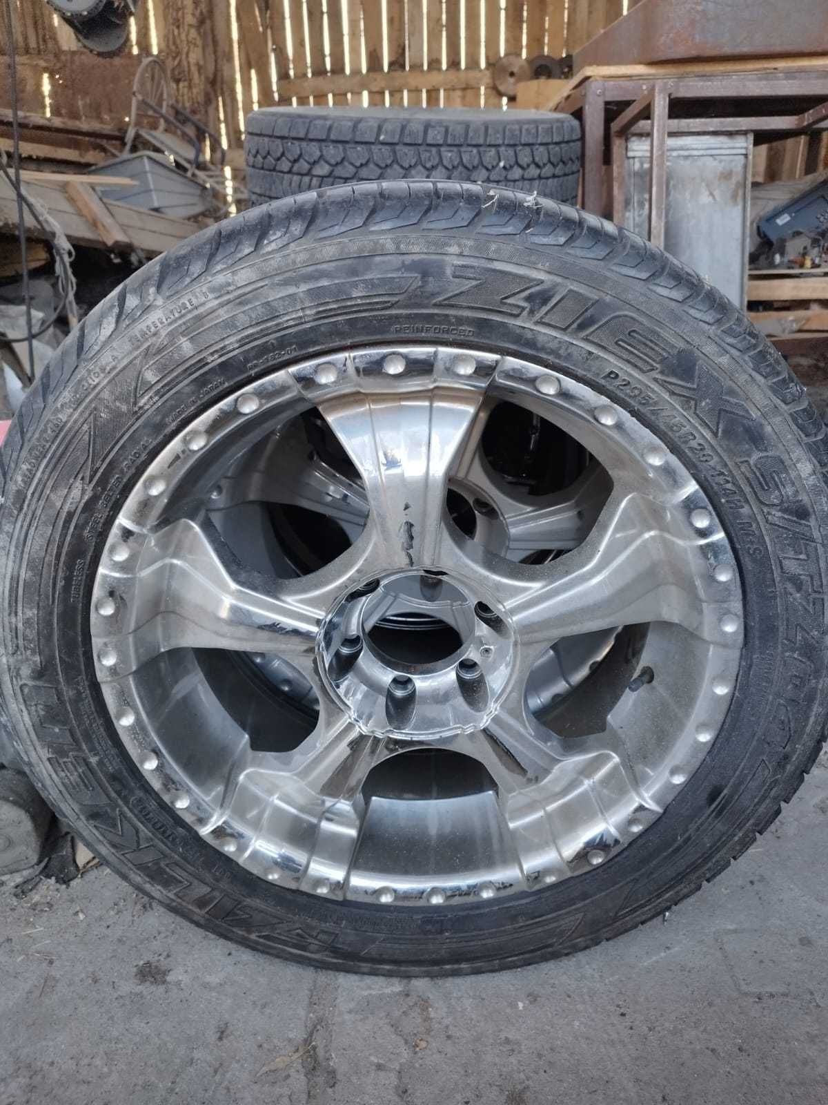 Продам шины с дисками 295*45*R20