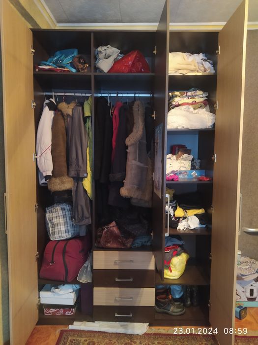 Шкаф трехстворчатый