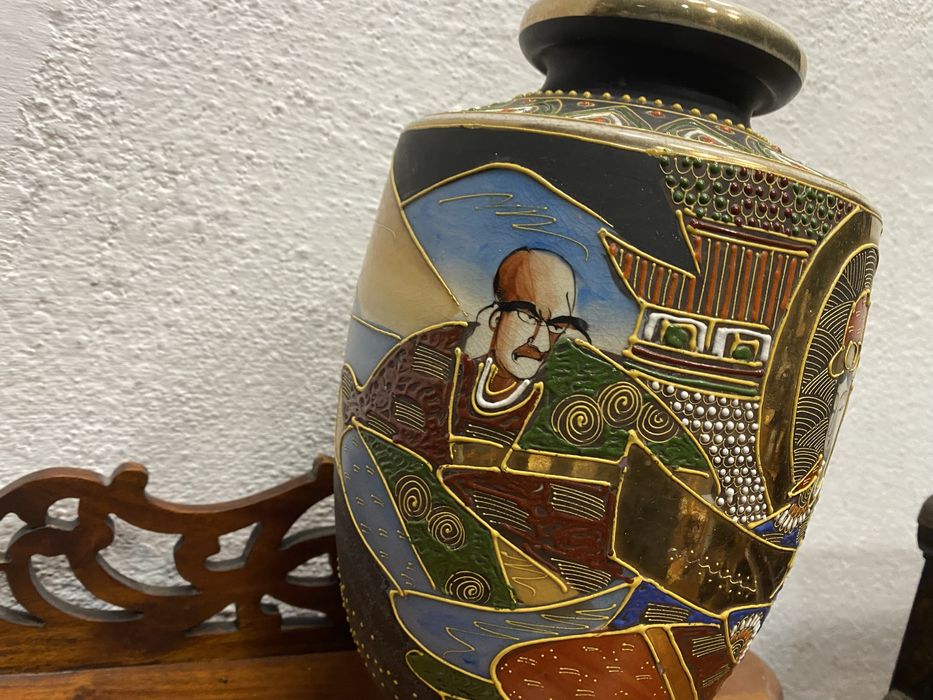 Японска ваза Сацума от началото на 20 век с ръчна позлата и релефна